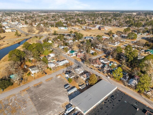 Building Photo - 503 E 5th St