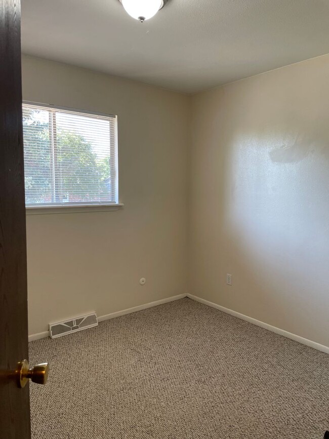 Building Photo - STUDENTS WELCOME! 3 Bed 1.5 Bath Home in g...