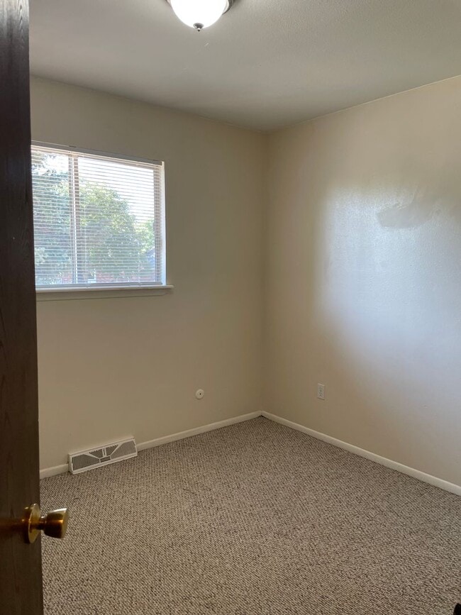 Building Photo - STUDENTS WELCOME! 3 Bed 1.5 Bath Home in great location West Ft Collins w/ Garage and Fenced Yard