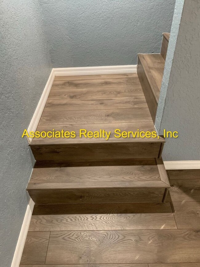 Building Photo - 2 Bed/2.5 bath End Unit Town home!  LOOK !!!