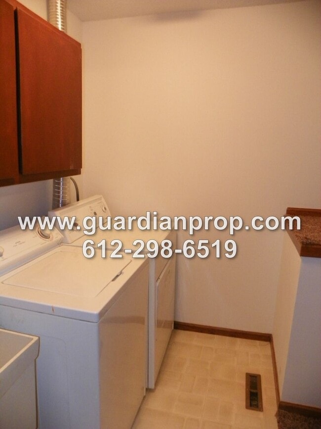 Building Photo - End Unit Townhouse Available June 1st, Vaulted Ceilings, Large Patio, Loft Area