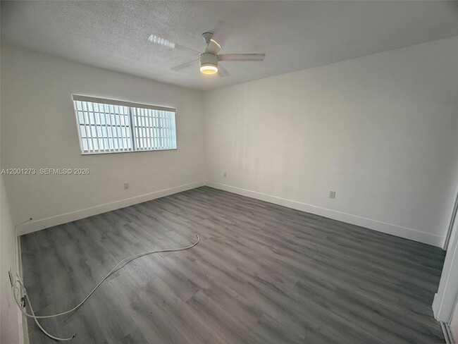 Building Photo - 20111 NE 27th Ct