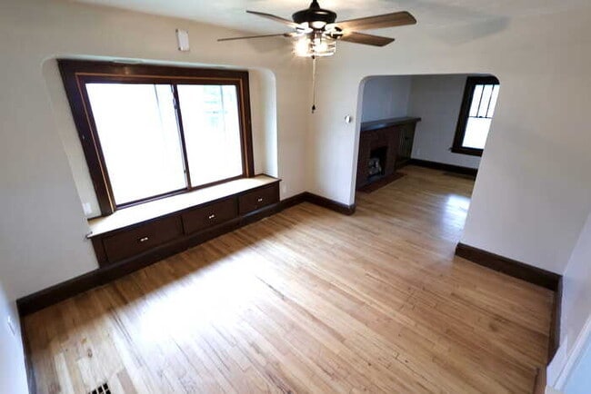 Building Photo - 165 Colony Crescent