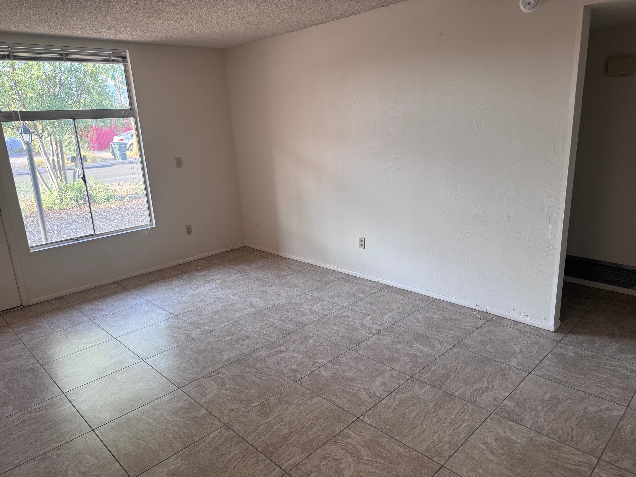 Building Photo - 3242 E Monte Vista Dr