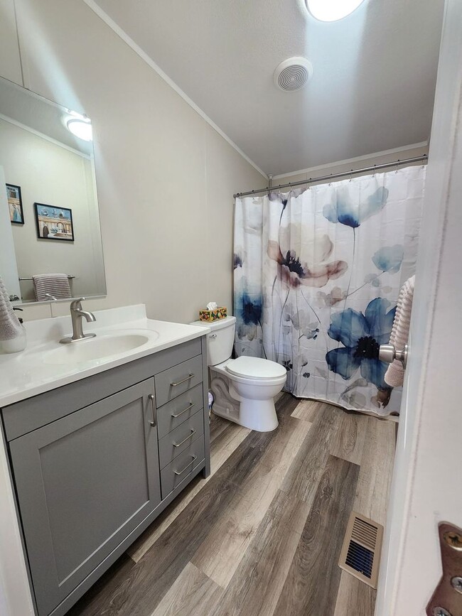 Building Photo - Fully Furnished 3 Bedroom Home