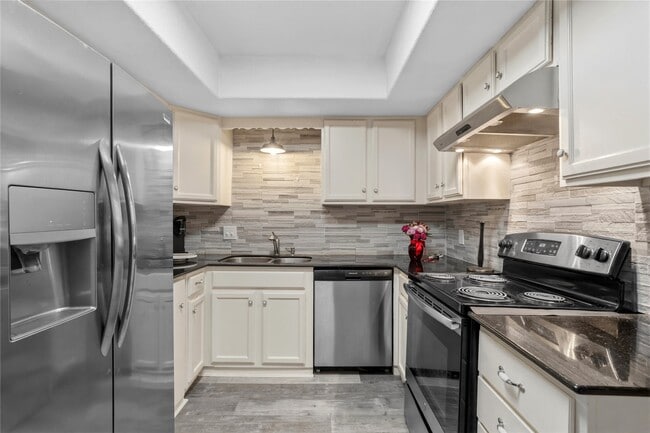 Building Photo - 2938 Camelot Ln