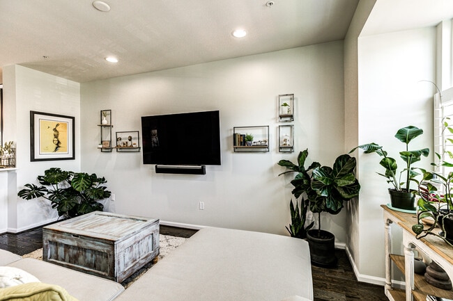 Building Photo - 13424 Waterford Hills Blvd
