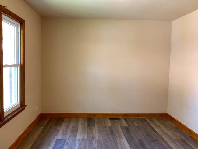 Building Photo - Updated 3Bed/2Bath Home For Rent Brookfield! 2 Car Attached Garage