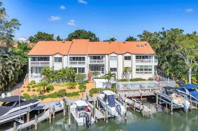 Building Photo - 862 Hudson Ave