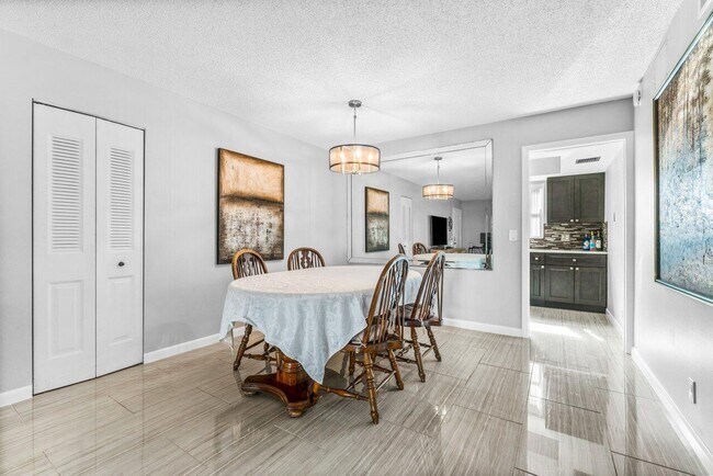 Building Photo - 2037 S Seacrest Blvd