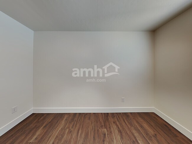 Building Photo - 1317 N Barkvine Ave