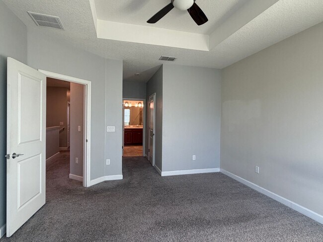 Building Photo - 4 Bed 3.5 Bath townhouse for rent in storey lake