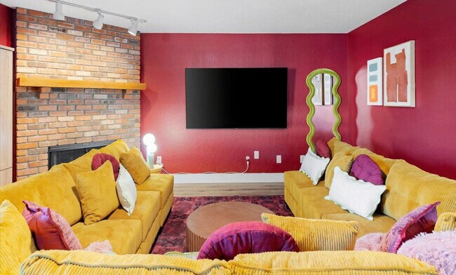 Building Photo - 2431 E Laurel St