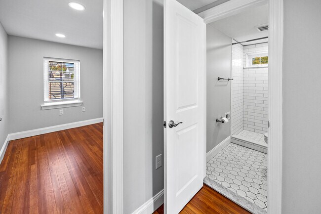 Building Photo - 733 E Elm St