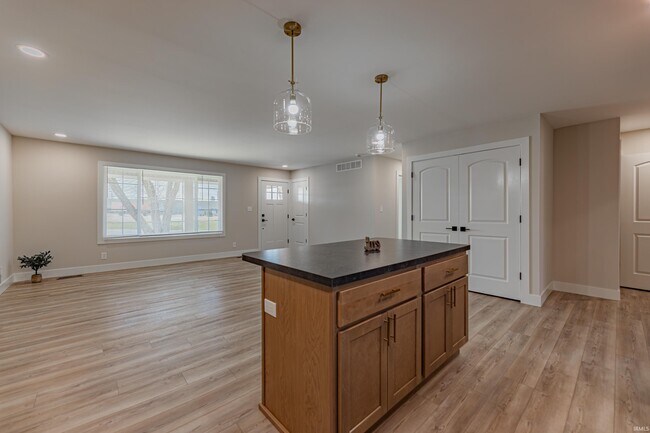 Building Photo - 441 Lawrence Dr