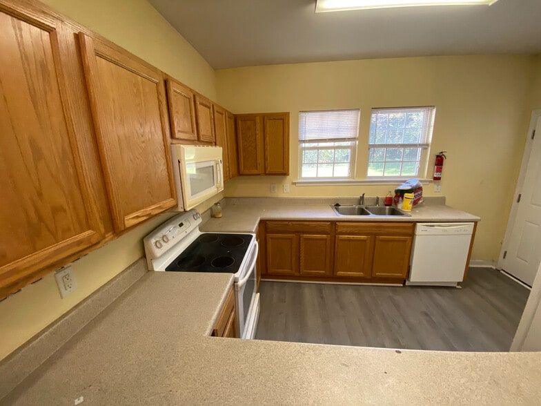 Building Photo - Room in Duplex on Lundy Dr