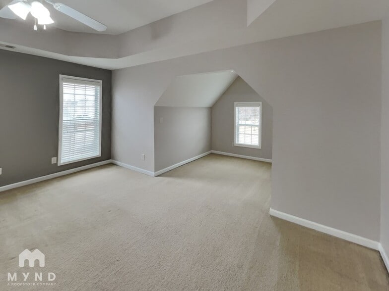 Building Photo - 6062 Park Bend Ave