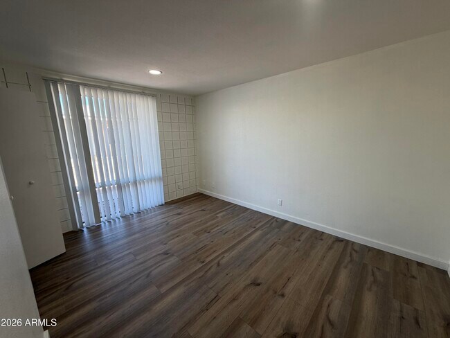 Building Photo - 2030 W Cactus Rd