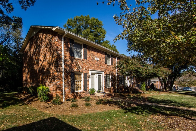 Building Photo - Charming 2BD/1BA Townhouse at Cotswold!