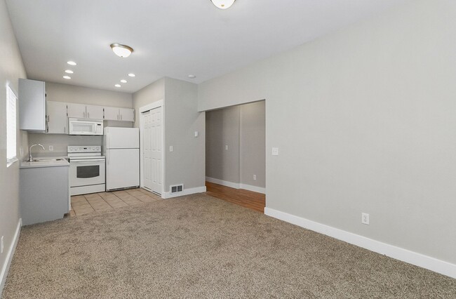 Building Photo - 2410 Hoyt Ave
