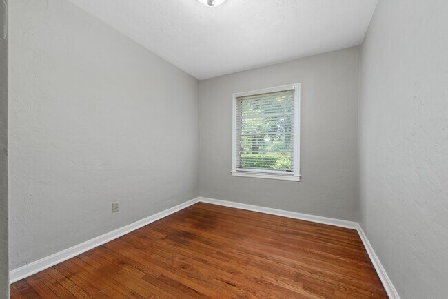Building Photo - Updated 3/2 House with Bonus Room in Lake ...