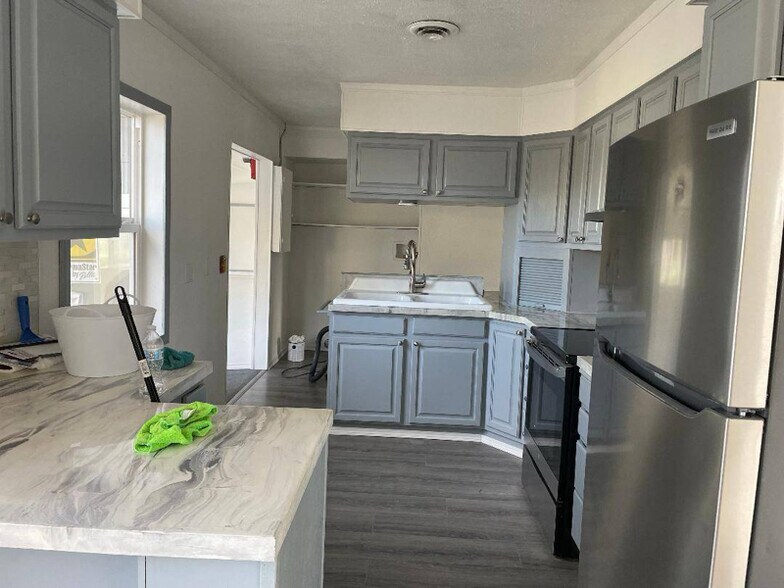 Building Photo - 1106 N 60th Ave