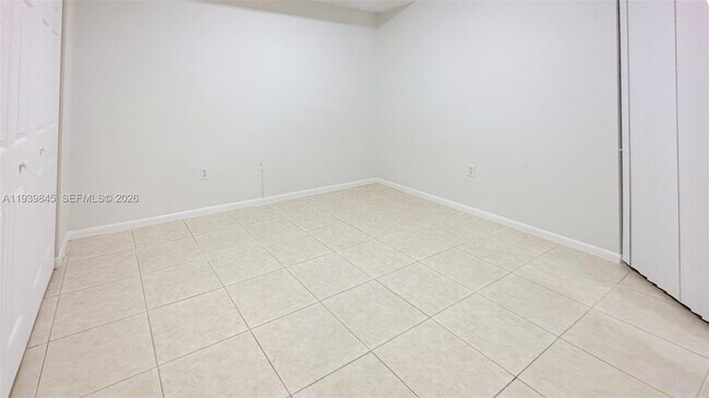 Building Photo - 6928 SW 39th St