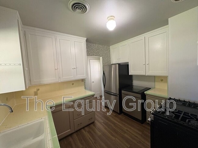 Building Photo - 1610 W College Ave