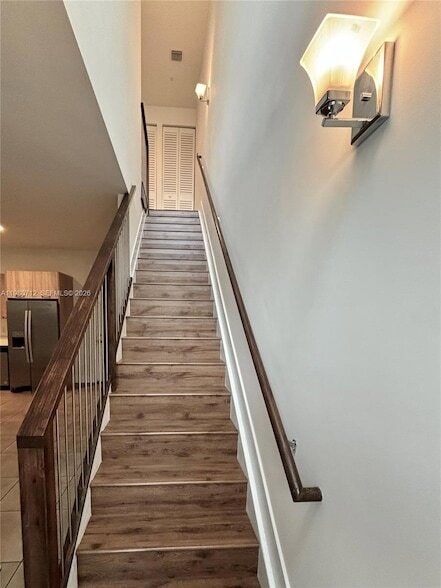 Building Photo - 440 NE 35th Ct