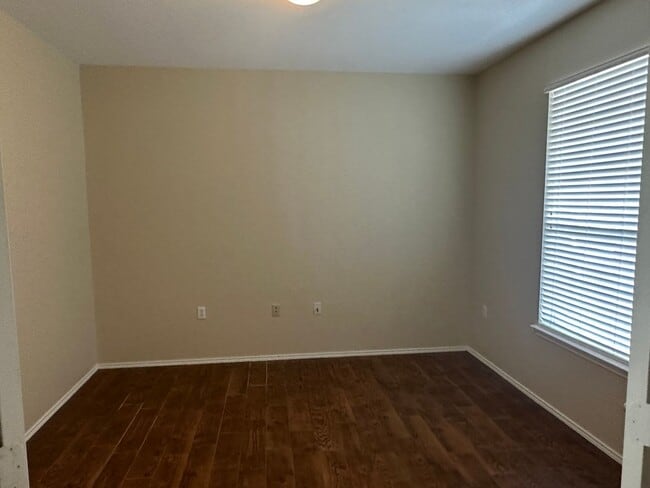 Building Photo - Modern 3/BR 2.5/BA Home with Stylish Kitch...