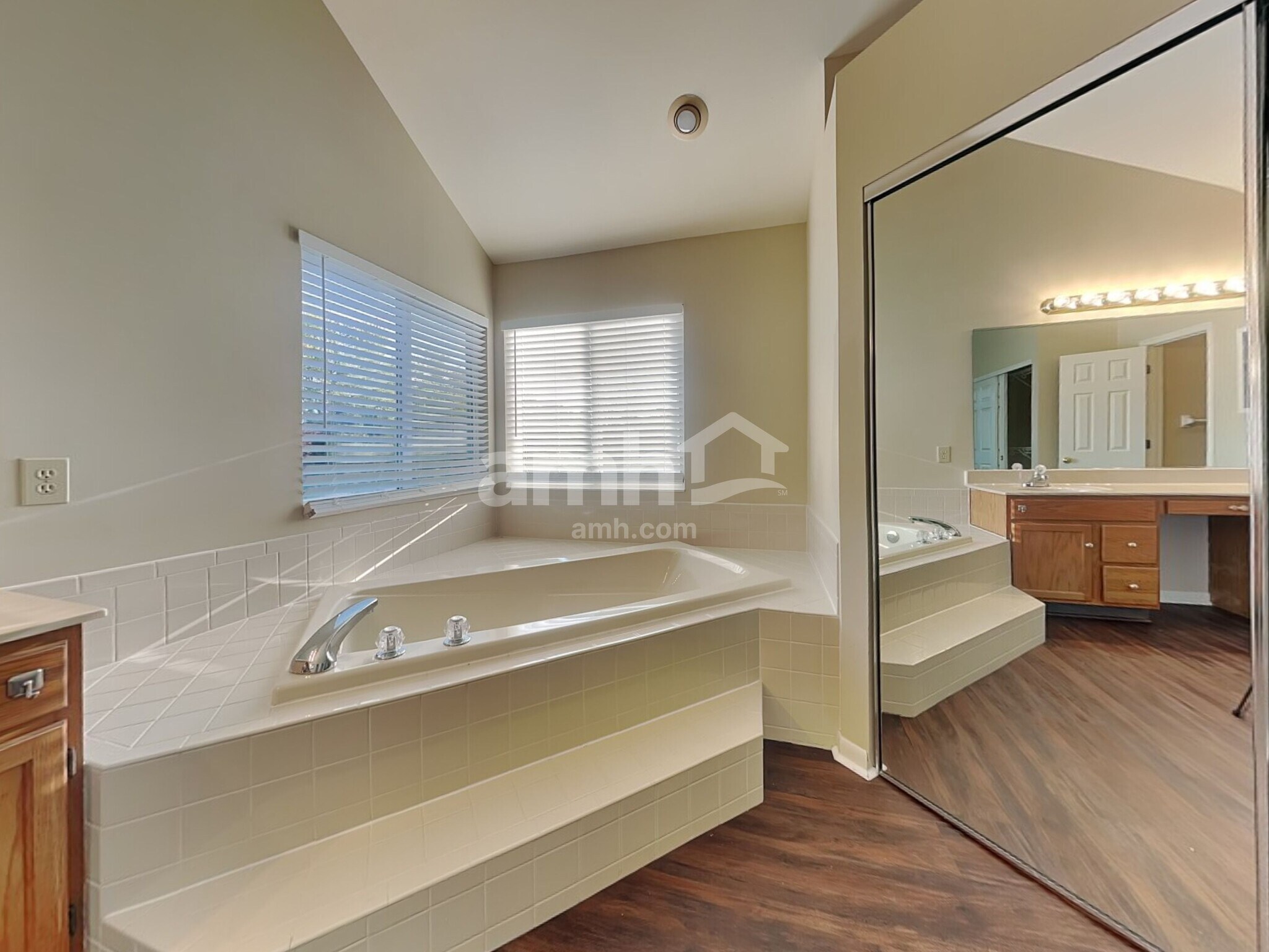 Building Photo - 8250 Pine Knoll Ct