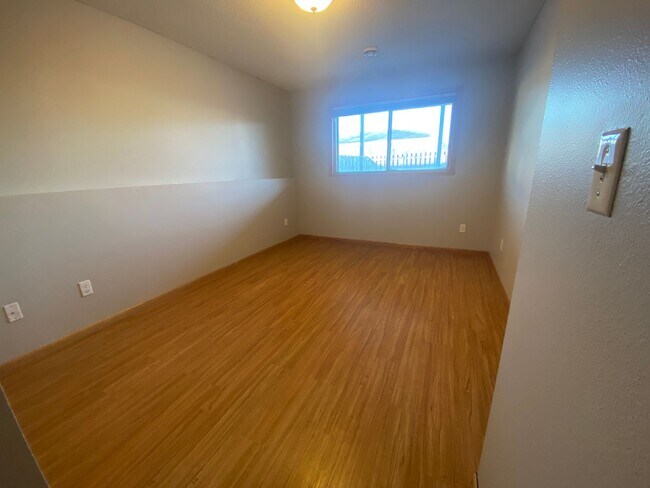 Building Photo - 3 Bedroom Twinhome near the New Sandford Hospital!!