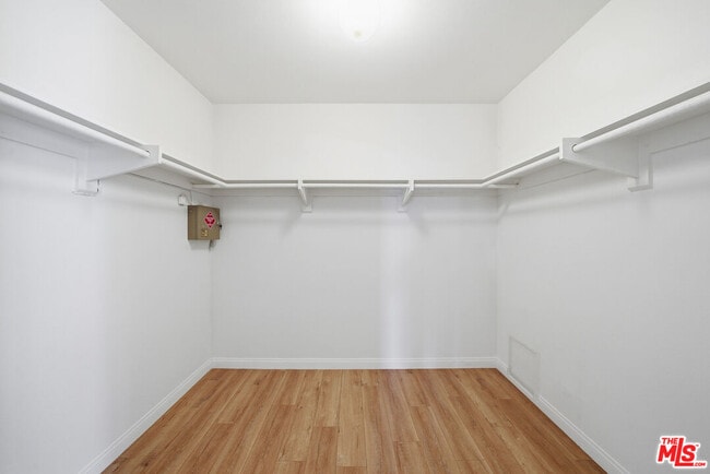 Building Photo - 141 S Linden Dr