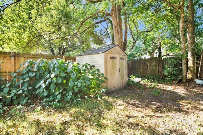 Building Photo - 112 Espejo St