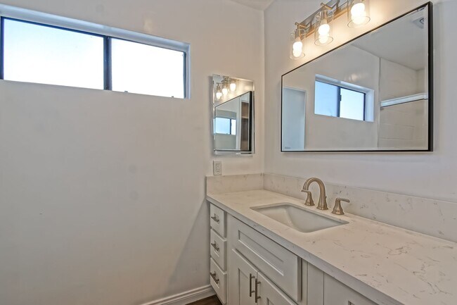 Building Photo - REMODELED, BRIGHT & AIRY 3BR2BA HOME W/ DETACHED GARAGE, CHARMING FRONT PORCH/YARD & HUGE REAR YA...