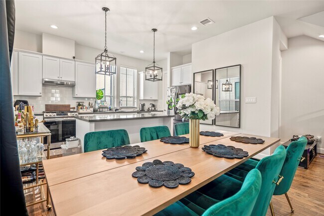 Building Photo - 2806 Grand Fountains Dr