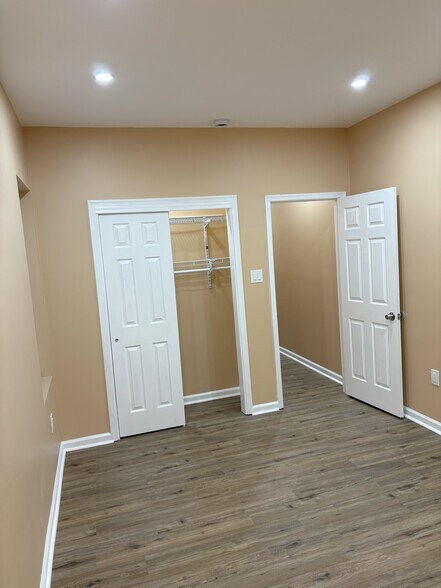 spacious master bedroom - 2214 N Delhi St