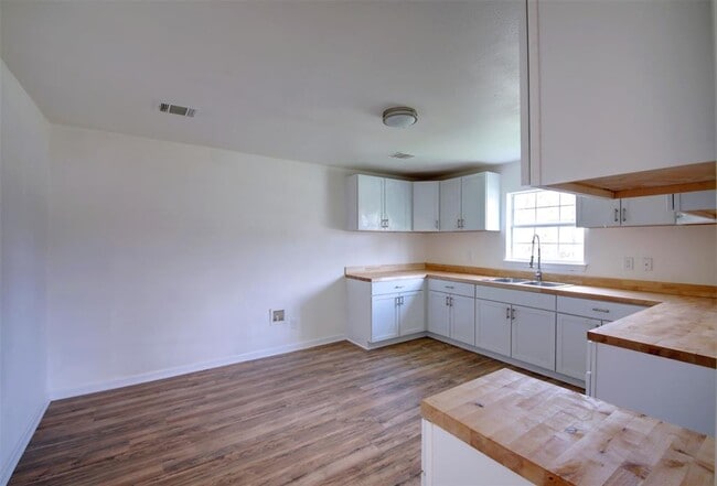 Building Photo - 213 Hosack St