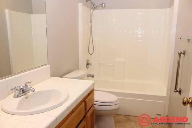 Building Photo - 4-Bedroom Home Near Shopping Center In Sou...