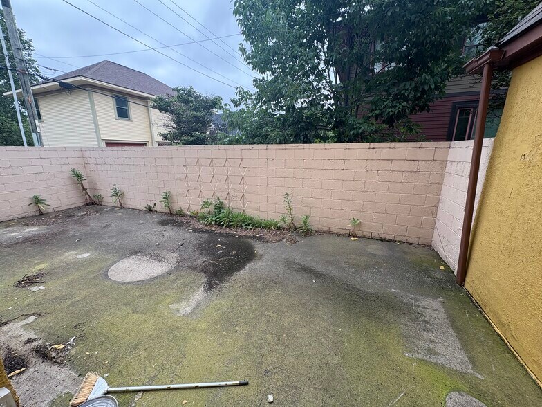 PRIVATE Patio (Has not been cleaned up yet!) - 1924 N Talbott St