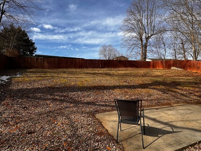 Building Photo - Camelot Single family home, near NGIC and ...