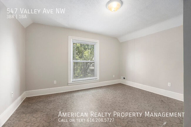Building Photo - 547 Valley Ave NW