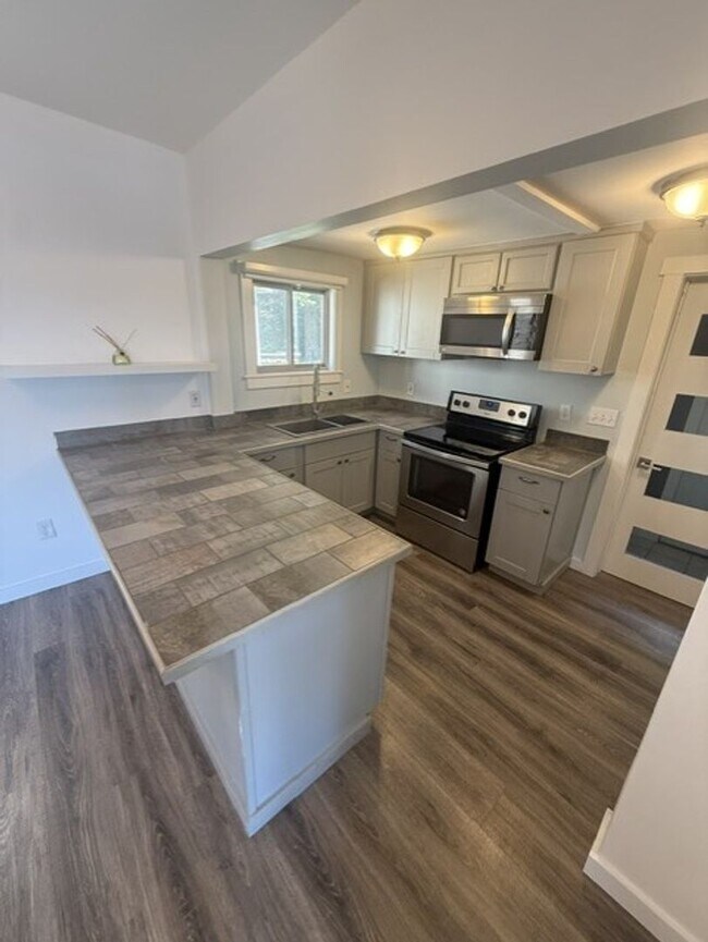 Building Photo - Great updated home on quiet downtown street