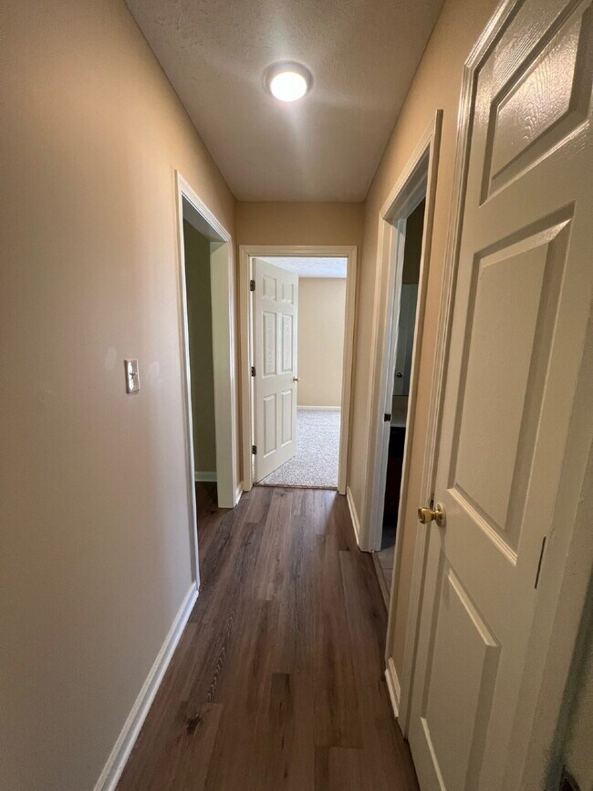 Building Photo - 3413 Clearwater Dr