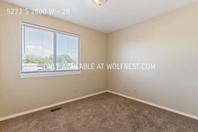 Building Photo - No Deposit Option! Lovely 3 Bedroom Roy Ap...