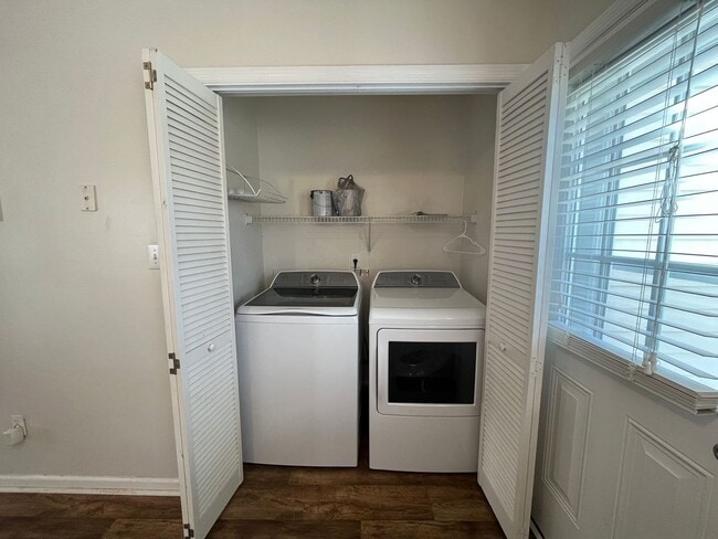 Building Photo - End Unit Townhouse, 3 Bed, 3 Bath