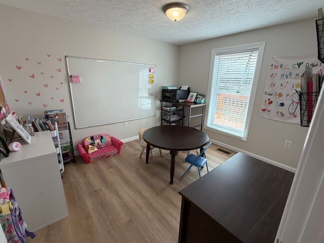 Building Photo - Roomy 5 Bedroom Home with Deck in Christiansburg