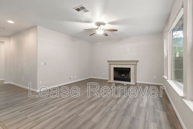 Building Photo - 4244 Lindsey Ln