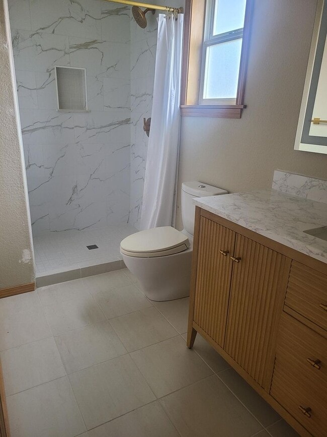 Building Photo - Spacious In-Town Home Near the High School