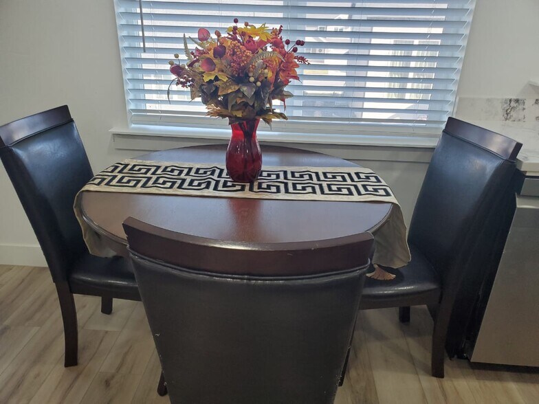 Building Photo - 704 N Bennedict Dr